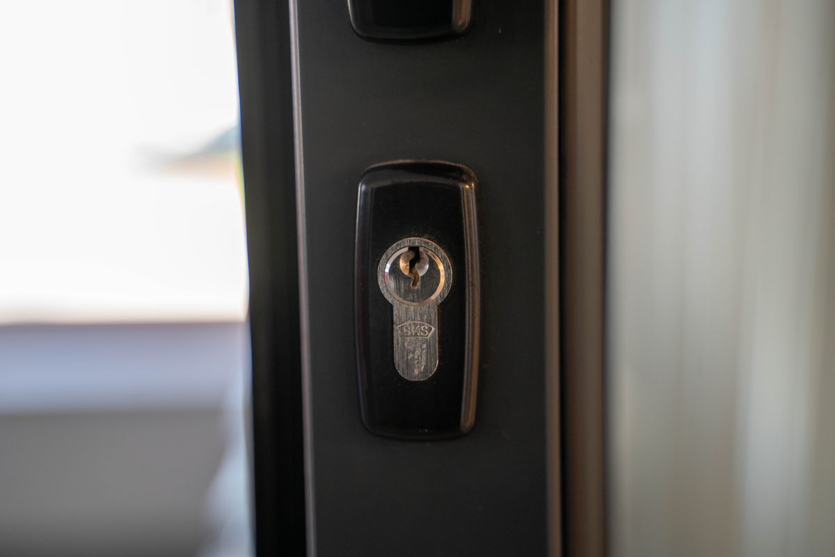 Entrée de serrure en acier sur une porte
